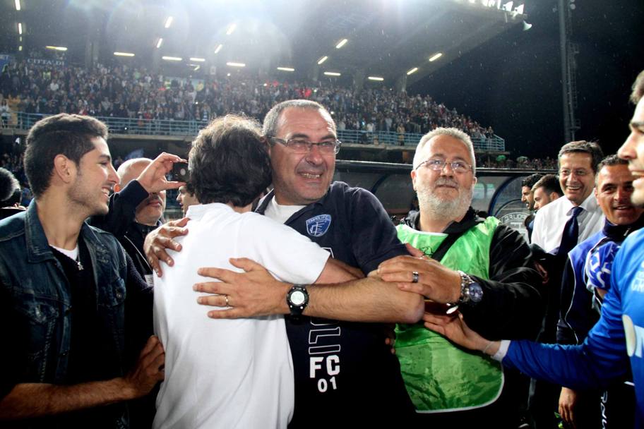 Il tecnico Maurizio Sarri festeggia a fine partita. LaPresse